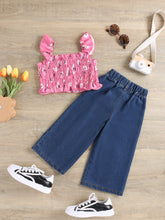 Carregar imagem no visualizador da galeria, Crop top engomado pink con estampas de flores y jeans mom
