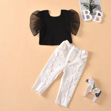 Carregar imagem no visualizador da galeria, Blusa negra con mangas de tul y pantalón jeans blanco con perlas
