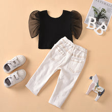 Carregar imagem no visualizador da galeria, Blusa negra con mangas de tul y pantalón jeans blanco con perlas

