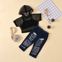 Carregar imagem no visualizador da galeria, Crop top negro, blusa de red con capucha y pantalón jeans rasgado
