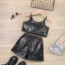 Carregar imagem no visualizador da galeria, Crop top negro y short tipo cuerina
