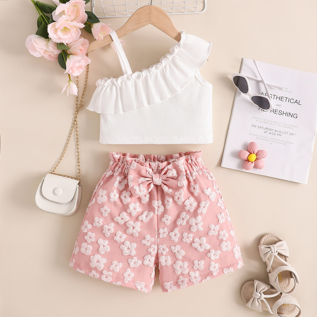 Crop blanco con volados y short rosa con bordado de flores