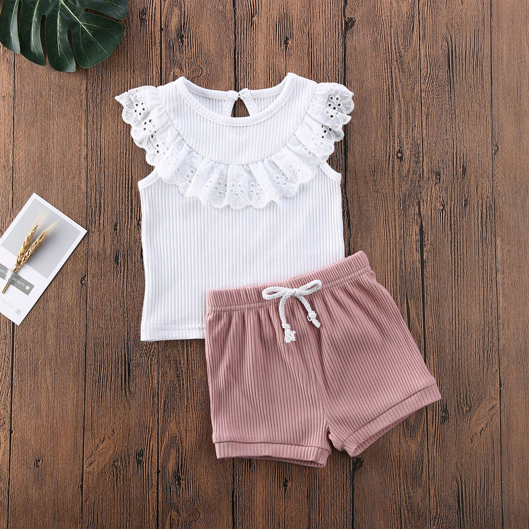 Blusa blanco con volado de broderie y short rosa viejo