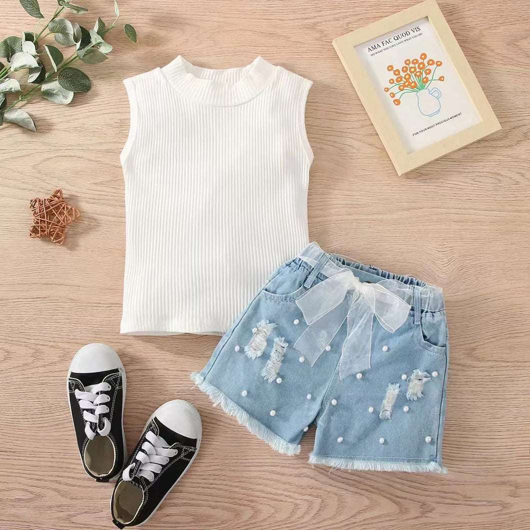 Blusa blanca y short jeans con perlas y cinto de tul