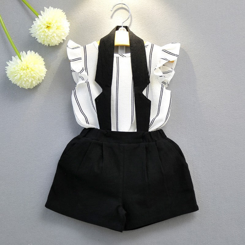 Blusa blanca con rayas y short negro con falso tirante