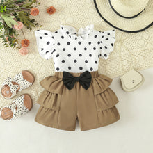 Carregar imagem no visualizador da galeria, Blusa blanca con motas y short caqui con volados
