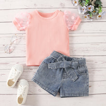 Carregar imagem no visualizador da galeria, Blusa rosa con mangas de tul y short jeans con cinto
