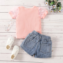 Carregar imagem no visualizador da galeria, Blusa rosa con mangas de tul y short jeans con cinto
