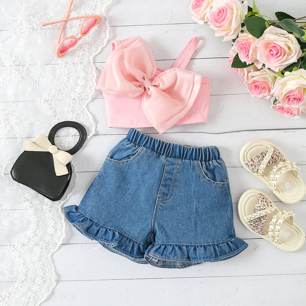 Crop rosa con moño grande y short jeans con volado