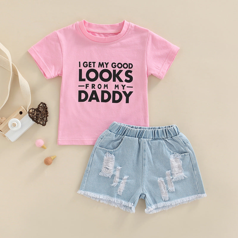 Remera rosa con letras y short jeans rasgado