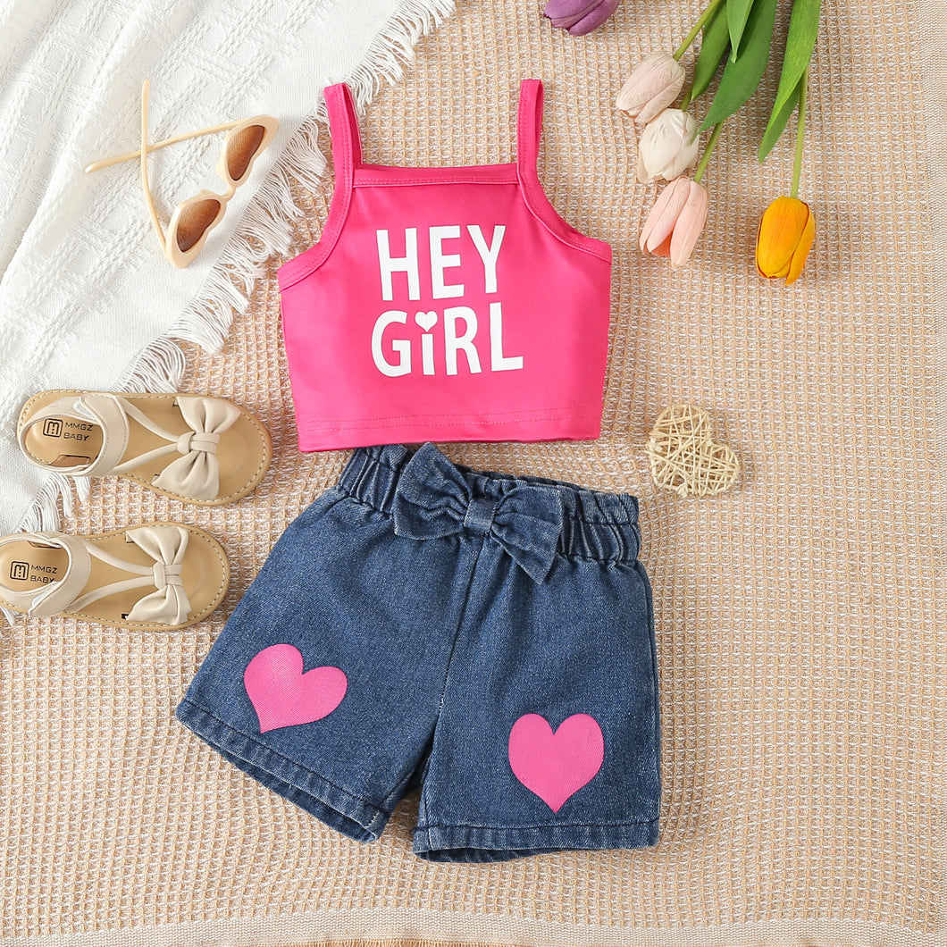 Crop top pink y short jeans con estampa de corazones