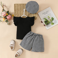 Cargar imagen en el visor de la galería, Blusa negra, short cuadrille con boina
