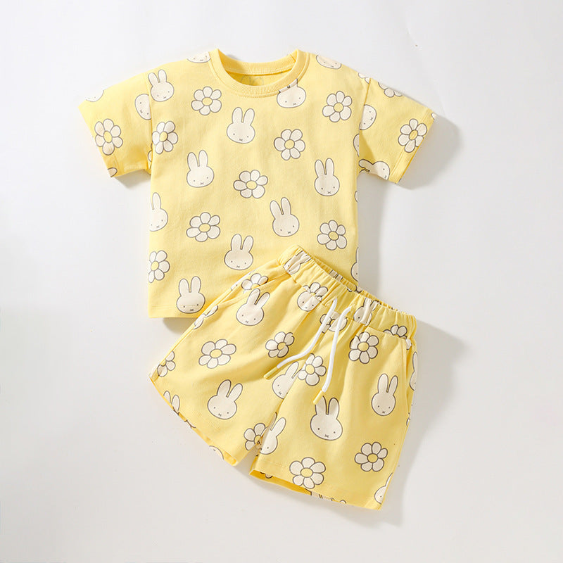 Remera y short amarillo con estampas de flores y conejos