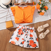 Carregar imagem no visualizador da galeria, Crop top naranja con short blanco estampas de flores y cinto
