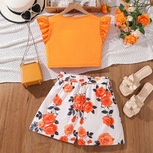 Carregar imagem no visualizador da galeria, Crop top naranja con short blanco estampas de flores y cinto
