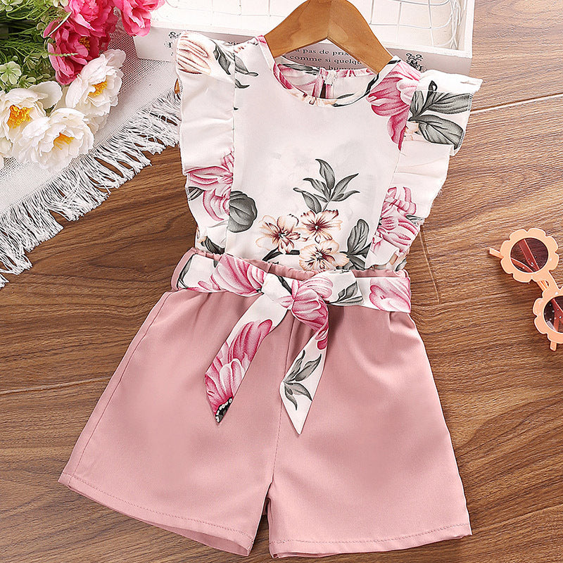 Blusa blanca floreado con volados y short rosa con cinto