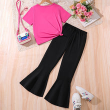 Carregar imagem no visualizador da galeria, Blusa pink con estampa y pantalón pata ancha negro con detalles coloridos
