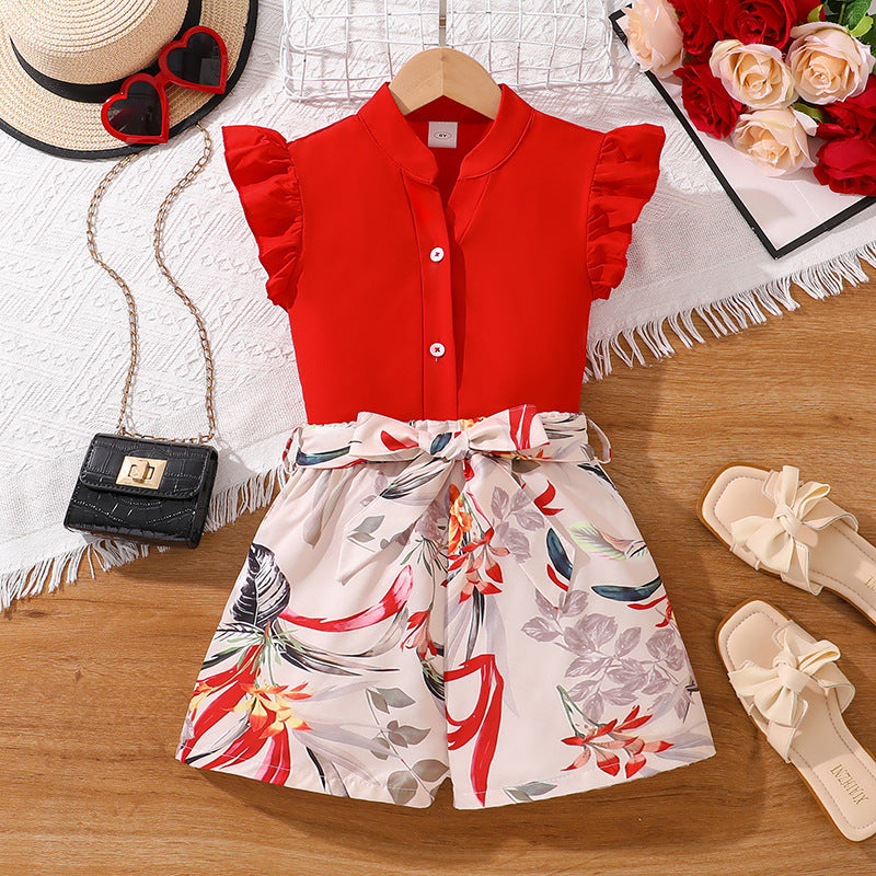 Camisa con volados rojo y short crema con estampas y cinto