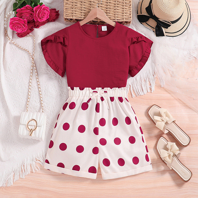Blusa bordo con volados y short crema con motas