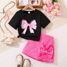 Carregar imagem no visualizador da galeria, Remera negro con estampa y short pollera pink con moño
