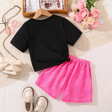 Carregar imagem no visualizador da galeria, Remera negro con estampa y short pollera pink con moño
