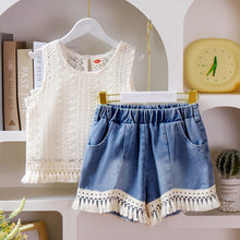 Carregar imagem no visualizador da galeria, Crop top blanco, blusa de hiloy short jeans con flecos
