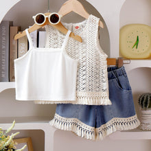 Carregar imagem no visualizador da galeria, Crop top blanco, blusa de hiloy short jeans con flecos
