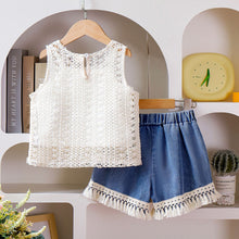 Carregar imagem no visualizador da galeria, Crop top blanco, blusa de hiloy short jeans con flecos

