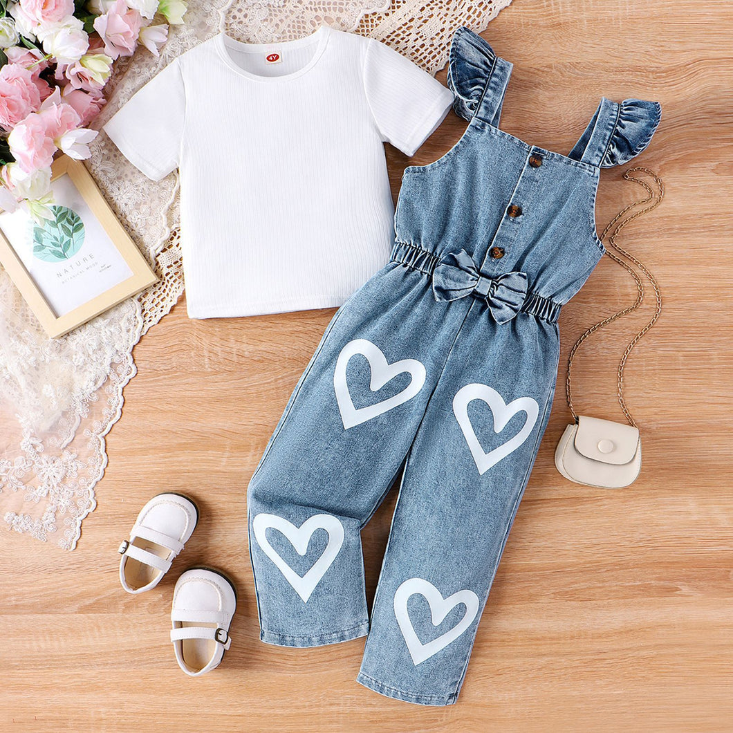 Blusa blanca y jardinera jeans con detalles de corazones