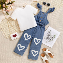 Carregar imagem no visualizador da galeria, Remera blanca acanalada y enterizo de jeans con estampas de corazones
