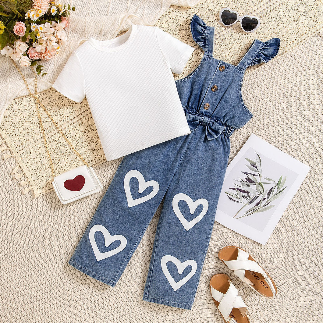 Remera blanca acanalada y enterizo de jeans con estampas de corazones