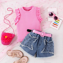 Carregar imagem no visualizador da galeria, Blusa rosa con volado y short jeans con cinto

