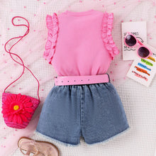 Carregar imagem no visualizador da galeria, Blusa rosa con volado y short jeans con cinto

