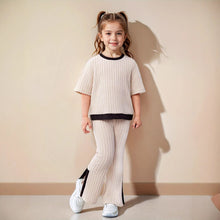 Carregar imagem no visualizador da galeria, Remera y pantalón pata ancha de hilo crema con negro
