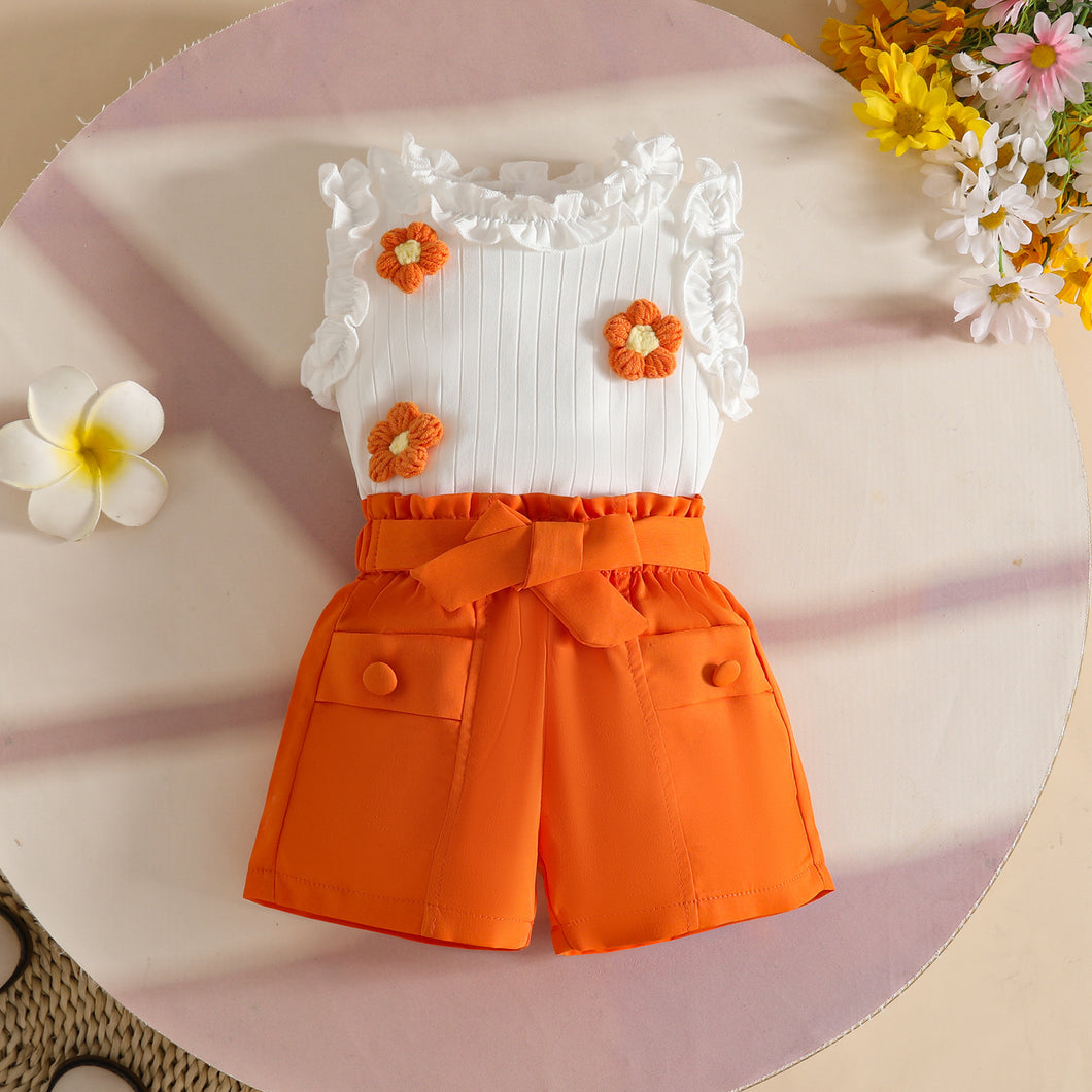 Blusa blanca con flores y short con cinto