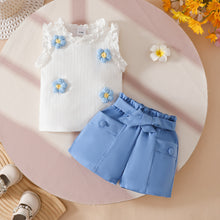 Cargar imagen en el visor de la galería, Blusa blanca con flores y short con cinto
