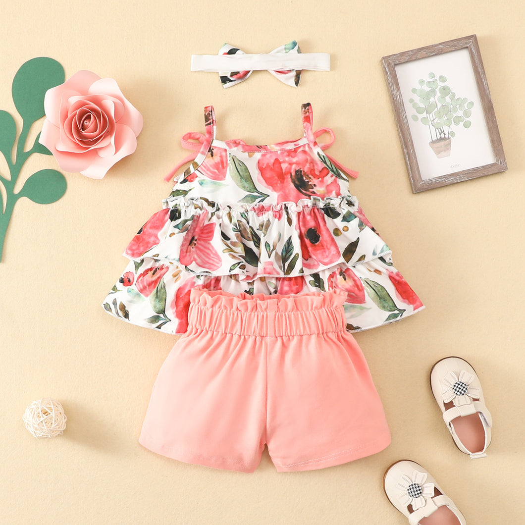 Blusa escalonada de flores y short rosa con vincha