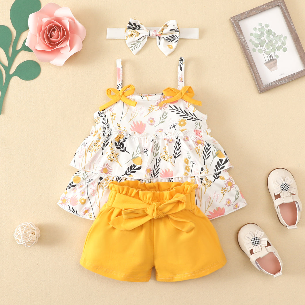 Blusa escalonado blanco con estampas y short amarillo con vincha