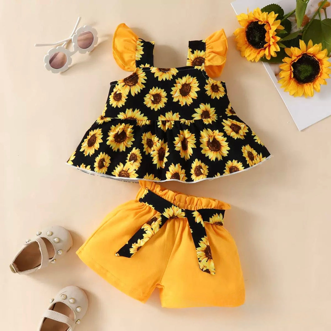 Blusa negro con estampas de girasoles y short amarillo con vincha