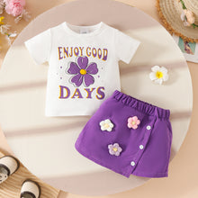 Carregar imagem no visualizador da galeria, Remera blanco con estampas y short pollera violeta con flores
