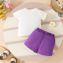 Carregar imagem no visualizador da galeria, Remera blanco con estampas y short pollera violeta con flores
