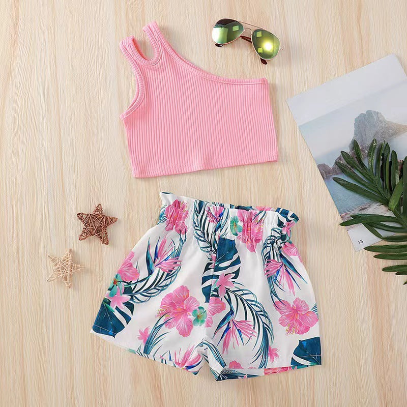 Crop top con un solo hombro y short floreado