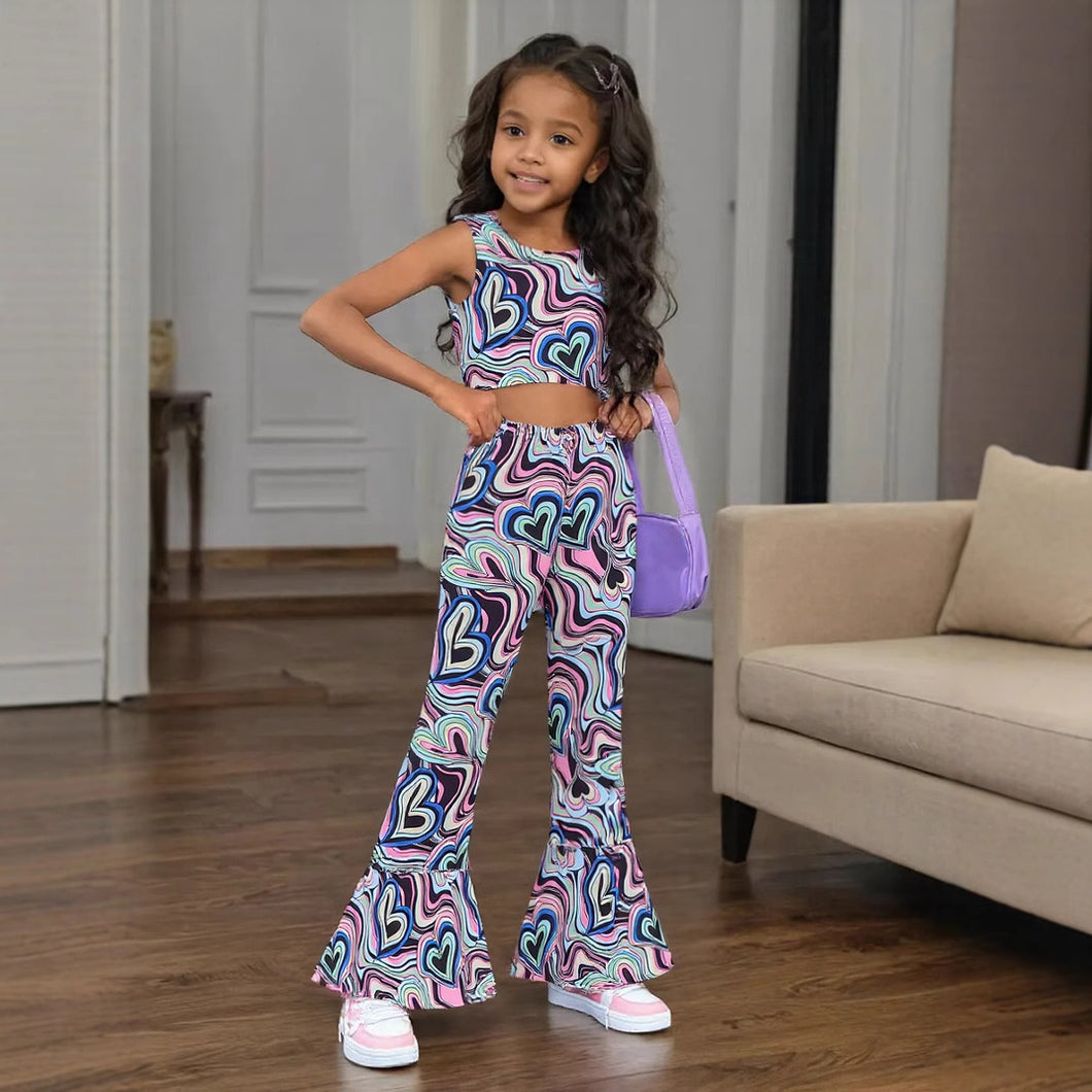 Crop top y pantalón pata ancha con estampas de corazones colorido