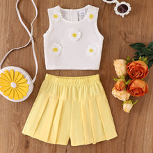 Carregar imagem no visualizador da galeria, Crop blanco con margaritas y short amarillo tableado
