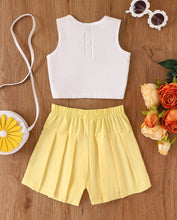 Carregar imagem no visualizador da galeria, Crop blanco con margaritas y short amarillo tableado

