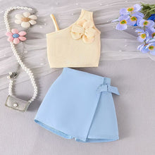 Cargar imagen en el visor de la galería, Crop de un solo hombro con flor y short pollera celeste
