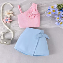 Cargar imagen en el visor de la galería, Crop de un solo hombro con flor y short pollera celeste
