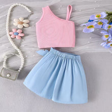 Cargar imagen en el visor de la galería, Crop de un solo hombro con flor y short pollera celeste
