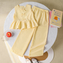 Cargar imagen en el visor de la galería, Blusa con moños y pantalón amarillo con rayas
