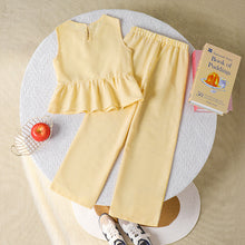 Cargar imagen en el visor de la galería, Blusa con moños y pantalón amarillo con rayas

